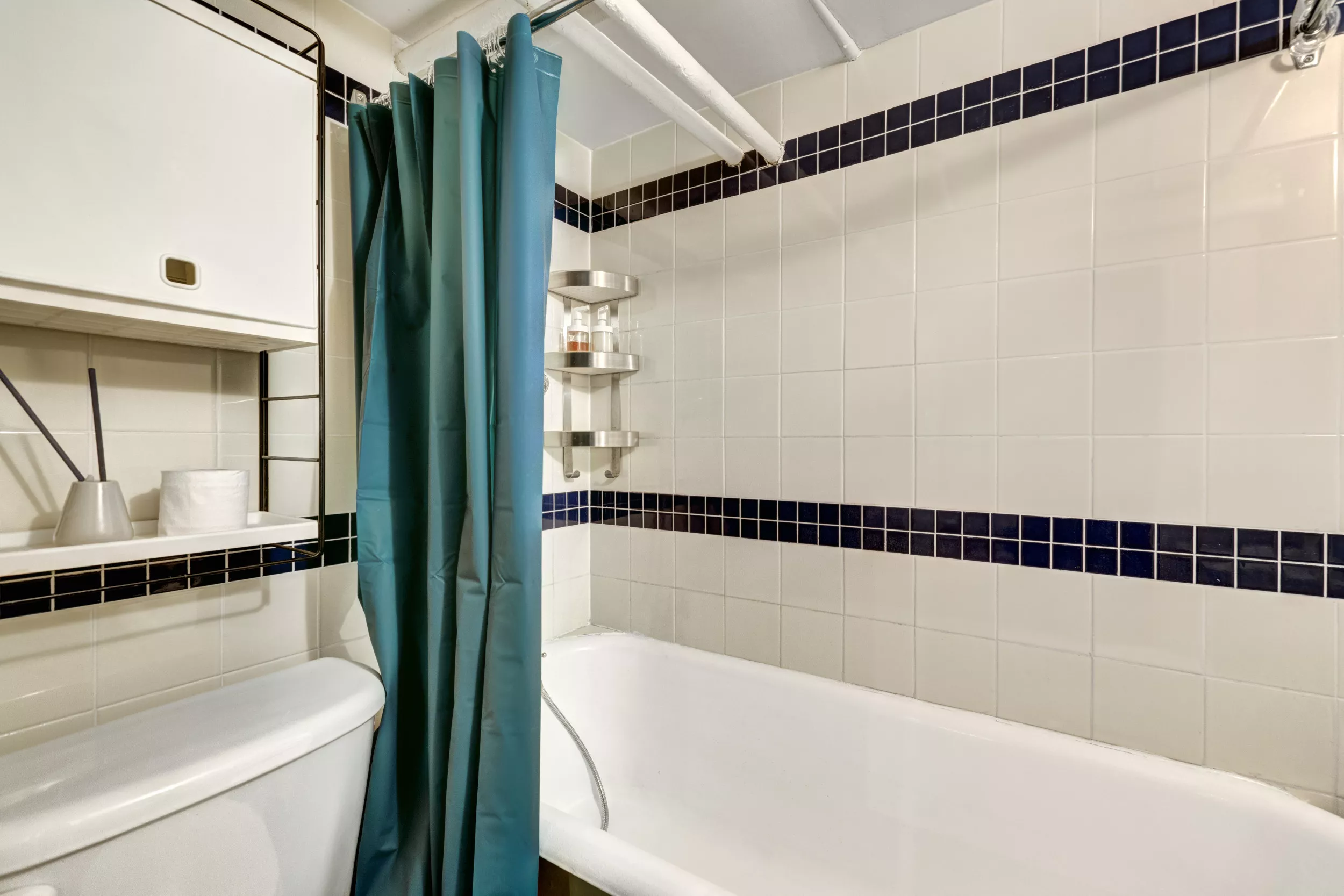 Woman Says She Found Hidden Camera in Airbnb Bathroom - Vimarsana News