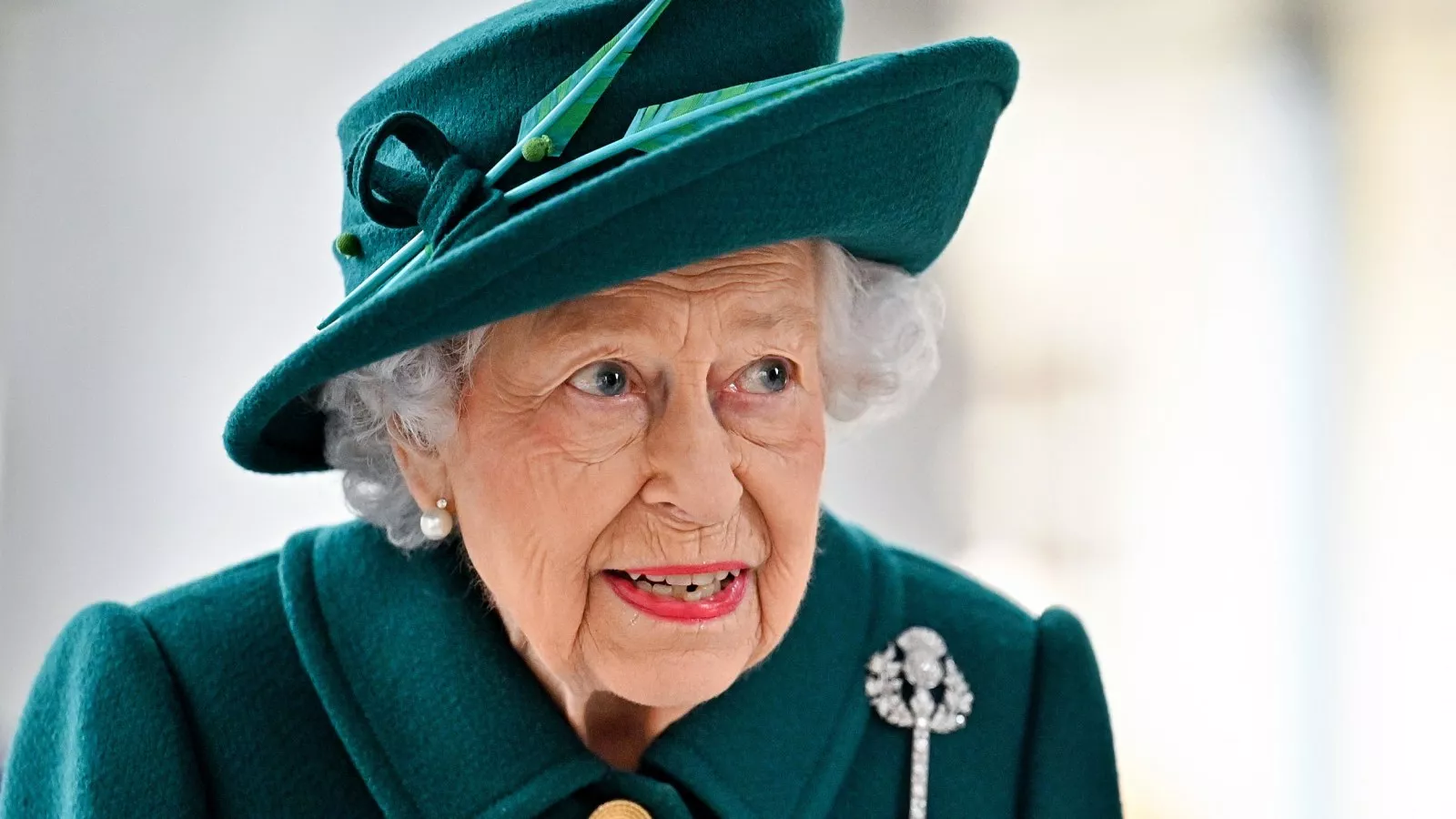 Gossip site’s “false” story claiming queen is dead sparks ridicule