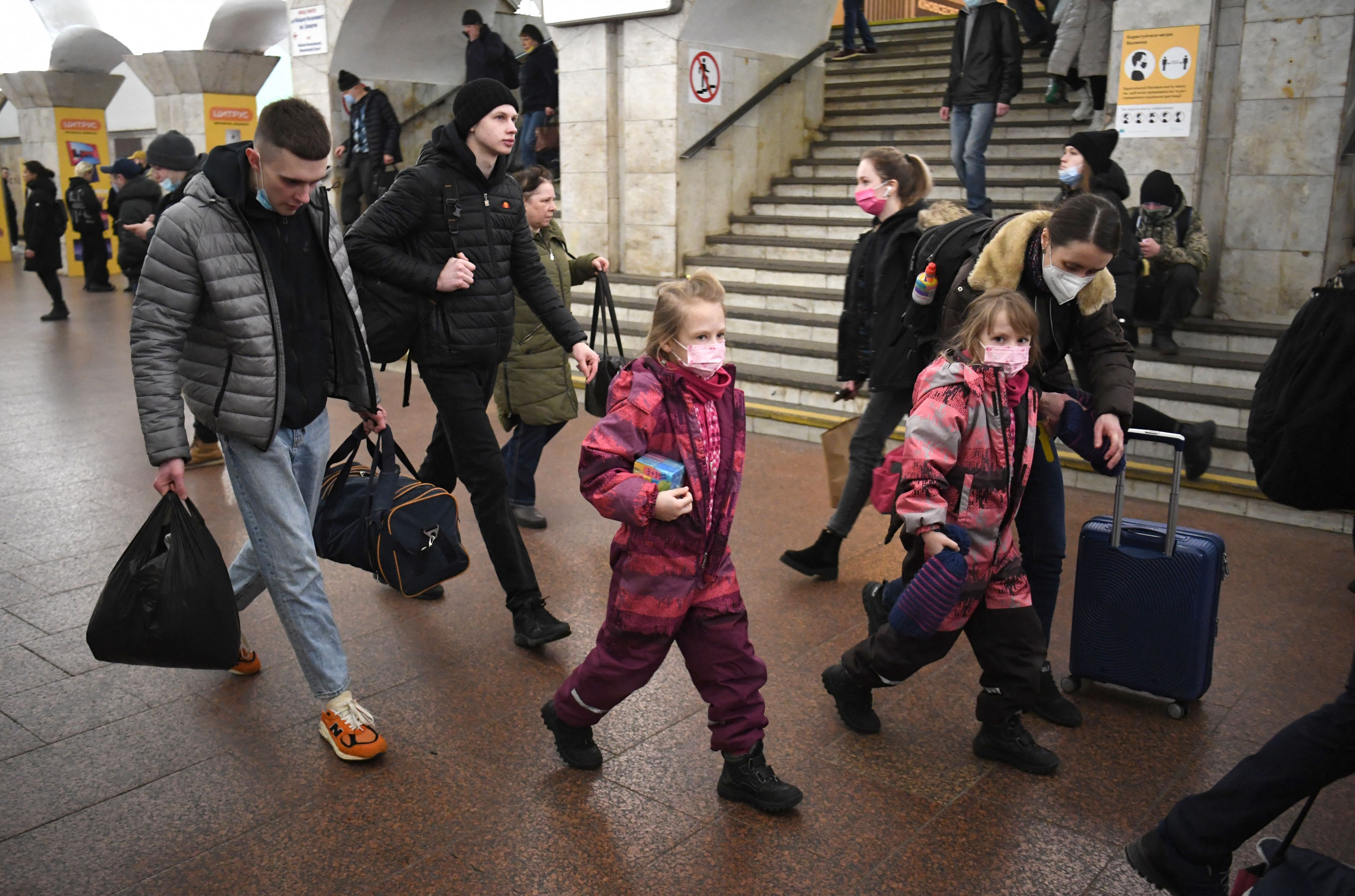 Реальный киев новости сегодня. Люди в метро в Киеве. Метро для детей. Дети Украины. Человек сидит в метро.