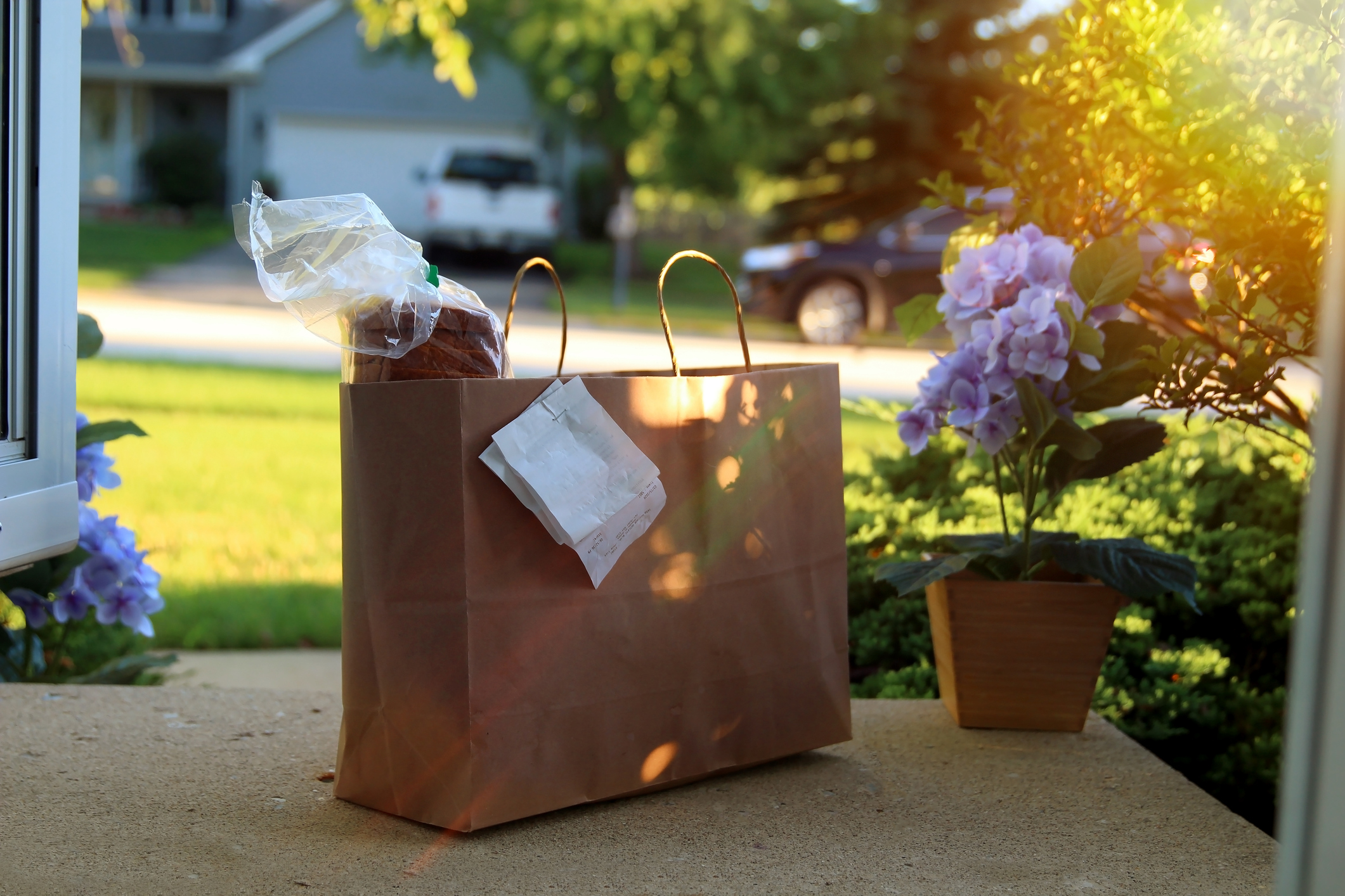 Woman Says UberEats Driver Called Her, Sat Outside Home in Viral Video