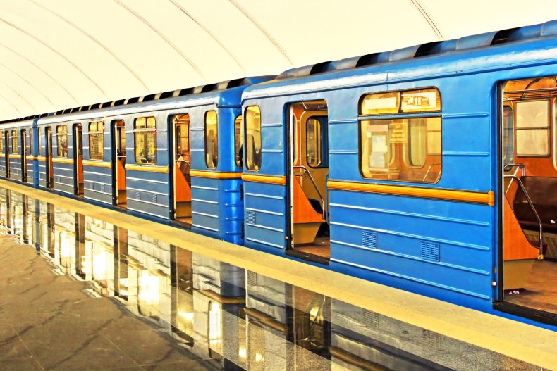 Man Trumpets Ukraine's National Anthem in Metro