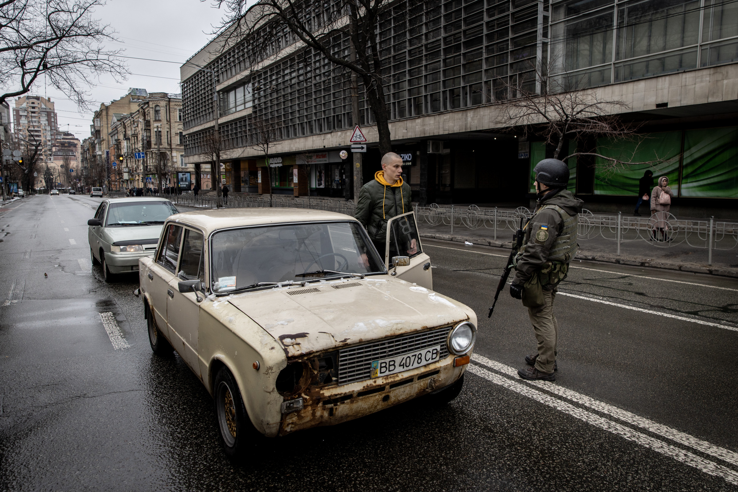 Video Shows Unarmed Ukrainians Blocking, Shouting at Russian Convoy