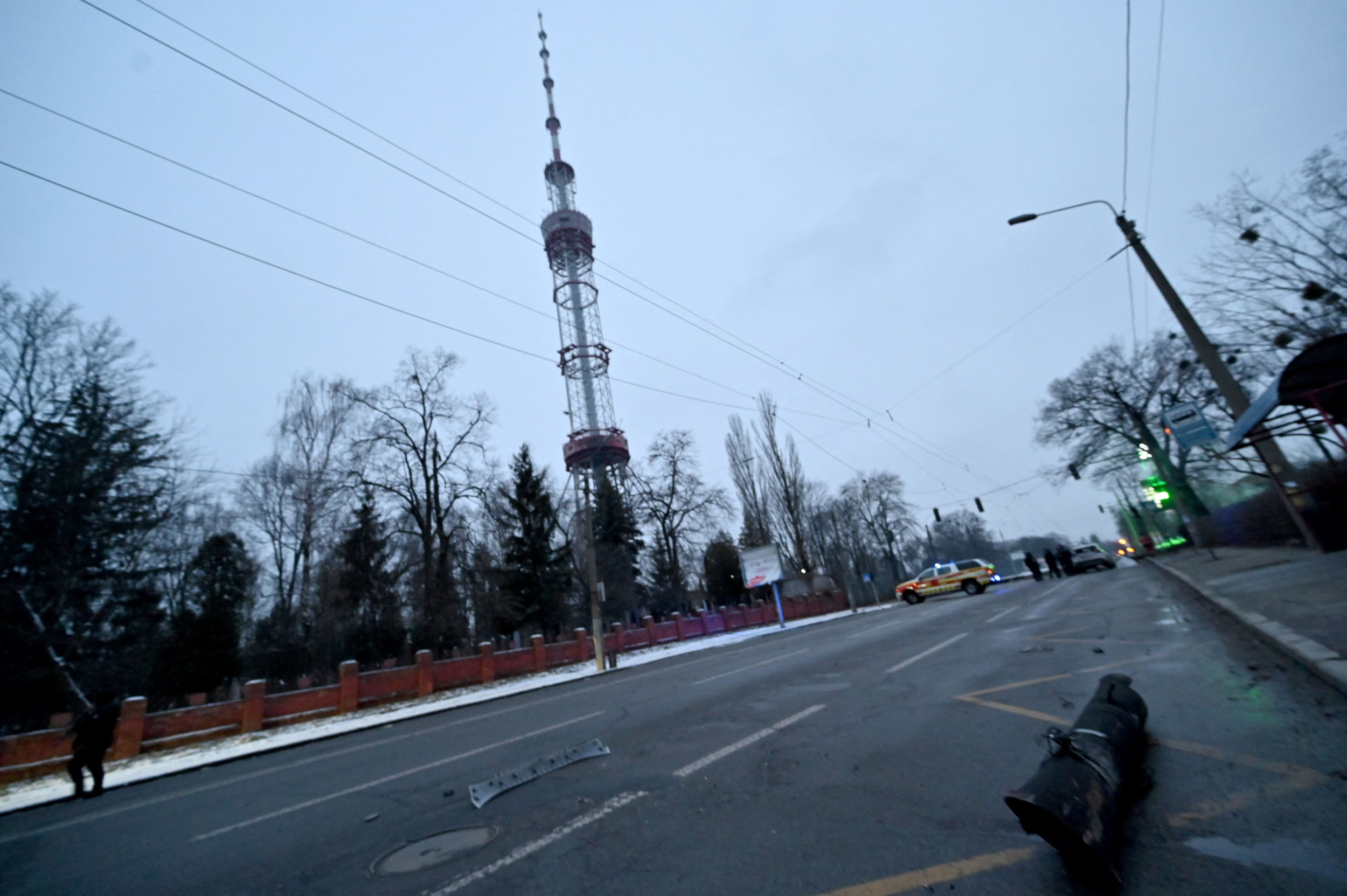 Une vidéo montre des Ukrainiens en train de réagir aux explosions à l’extérieur de la tour de télévision