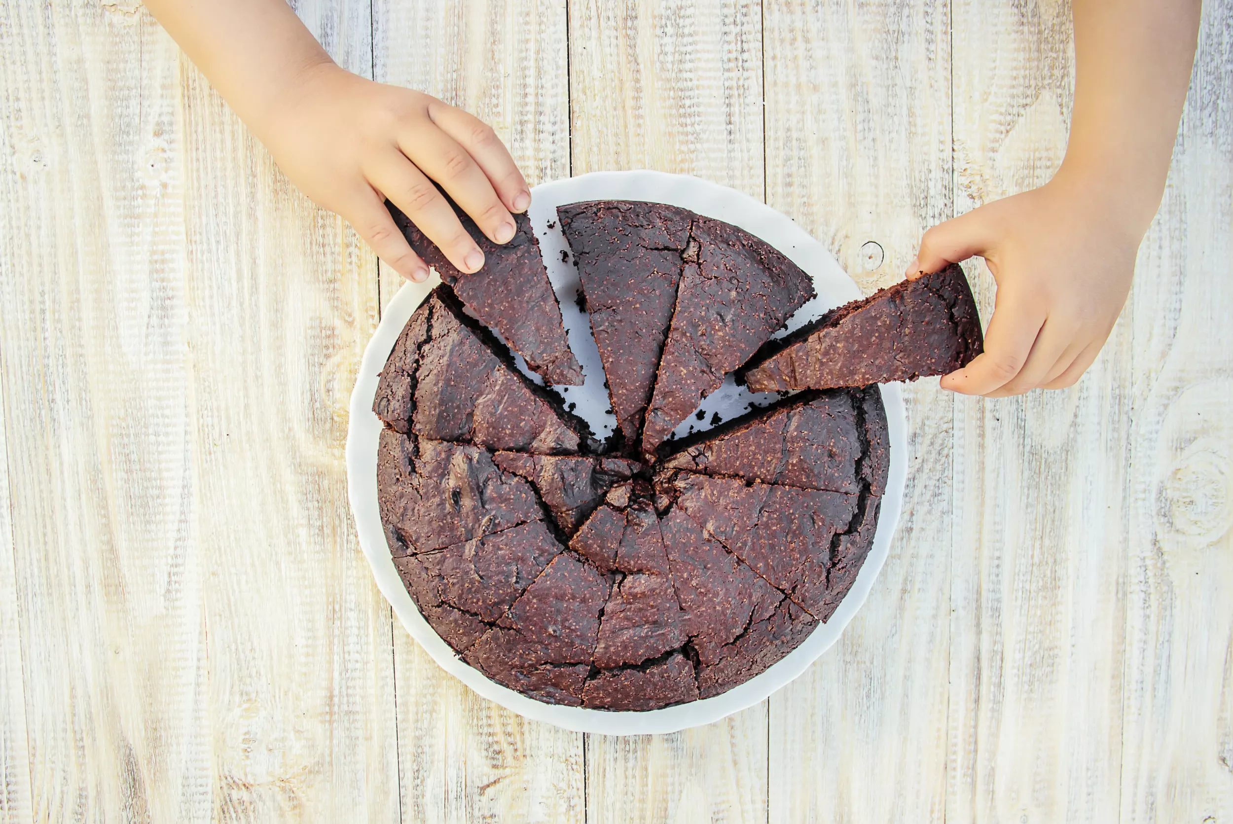 Internet Slams Woman Who Wouldn't Let Child Eat Cake at Birthday Party - Vimarsana News