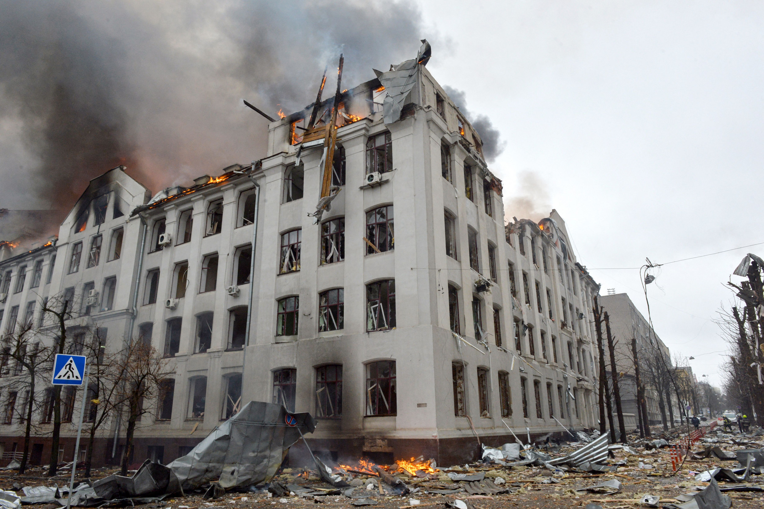 Russian Soldier Holds Up Grenades to Ukrainians, Threatens to Raze City