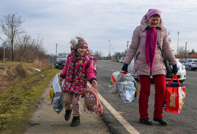 TOPSHOT-HUNGARY-UKRAINE-RUSSIA-CONFLICT-REFUGEES