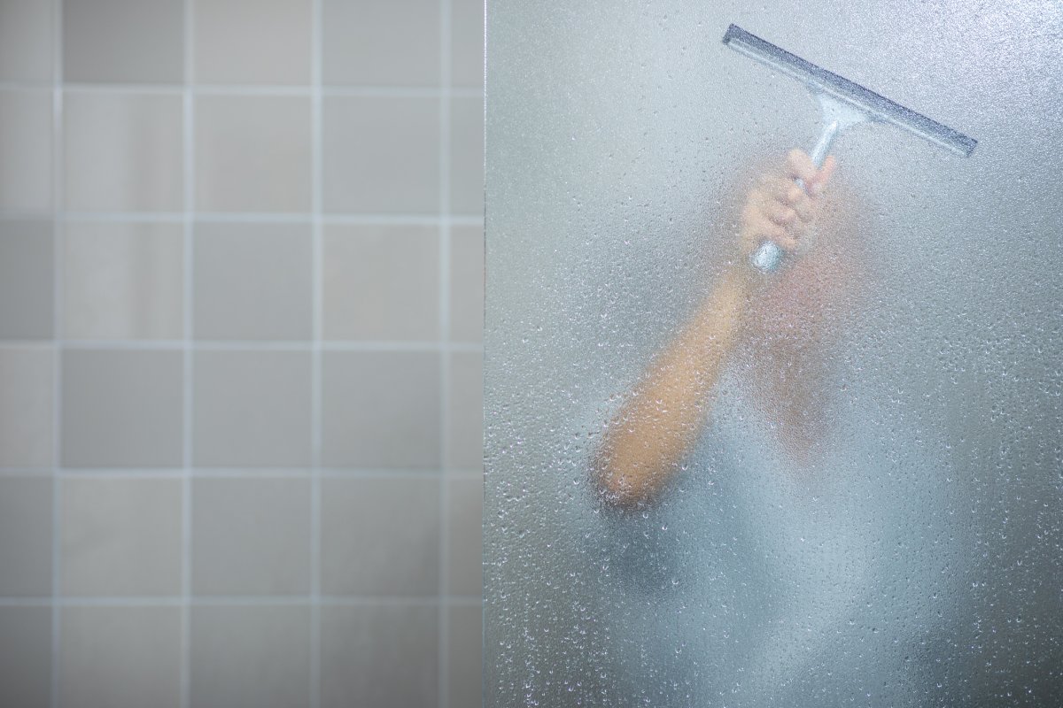 Маленькая моется в душе. Мытье в душе. Фотосессия в ванной с дождиком.
