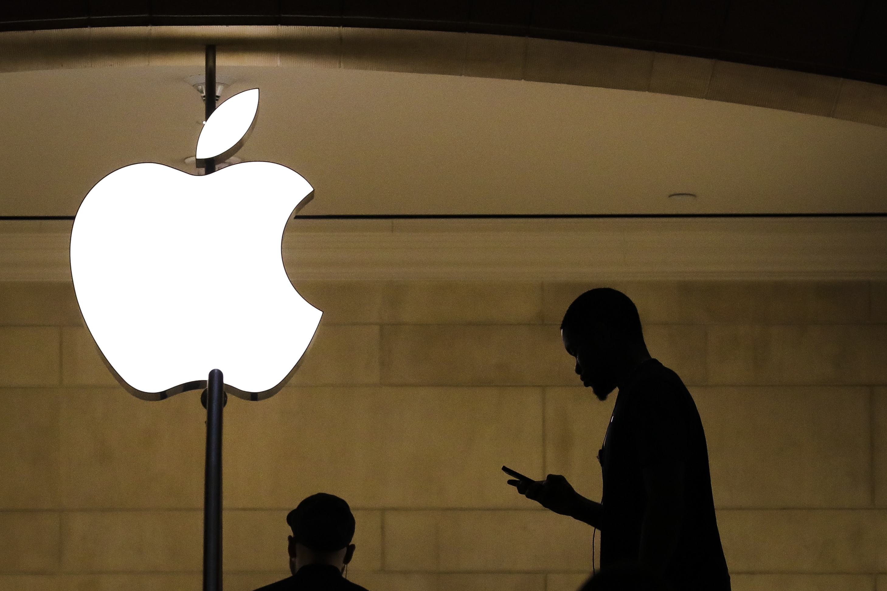 Shareholders Want Apple to Audit Its Treatment of Women, Minority Employees