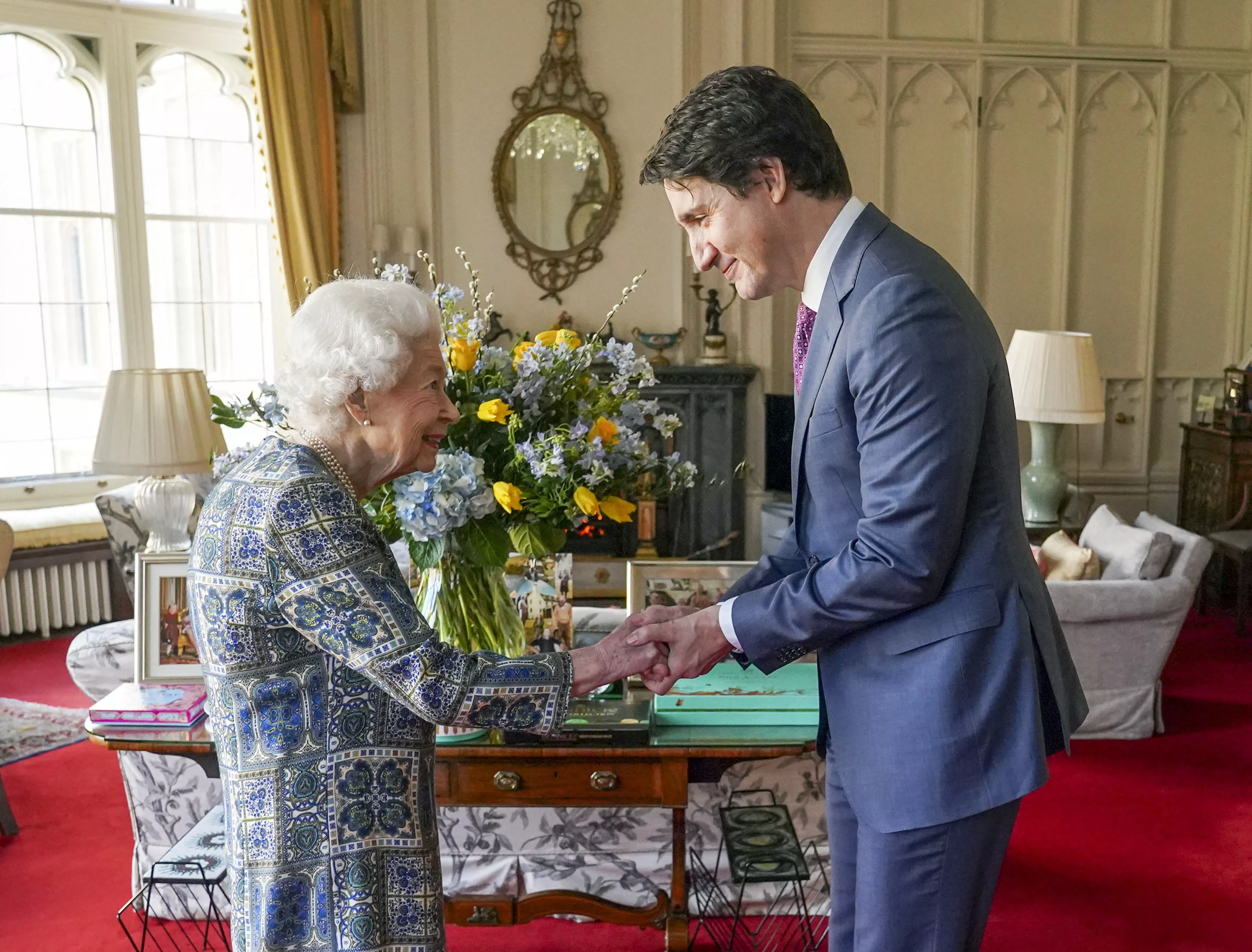 Queen Greets Justin Trudeau in First Face-to-Face Meeting Since Covid - Vimarsana News