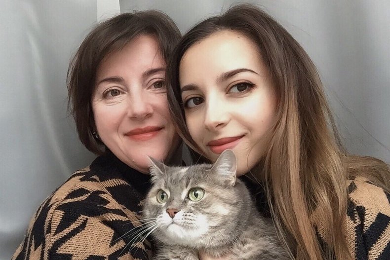 Inas Kulinska and her mother