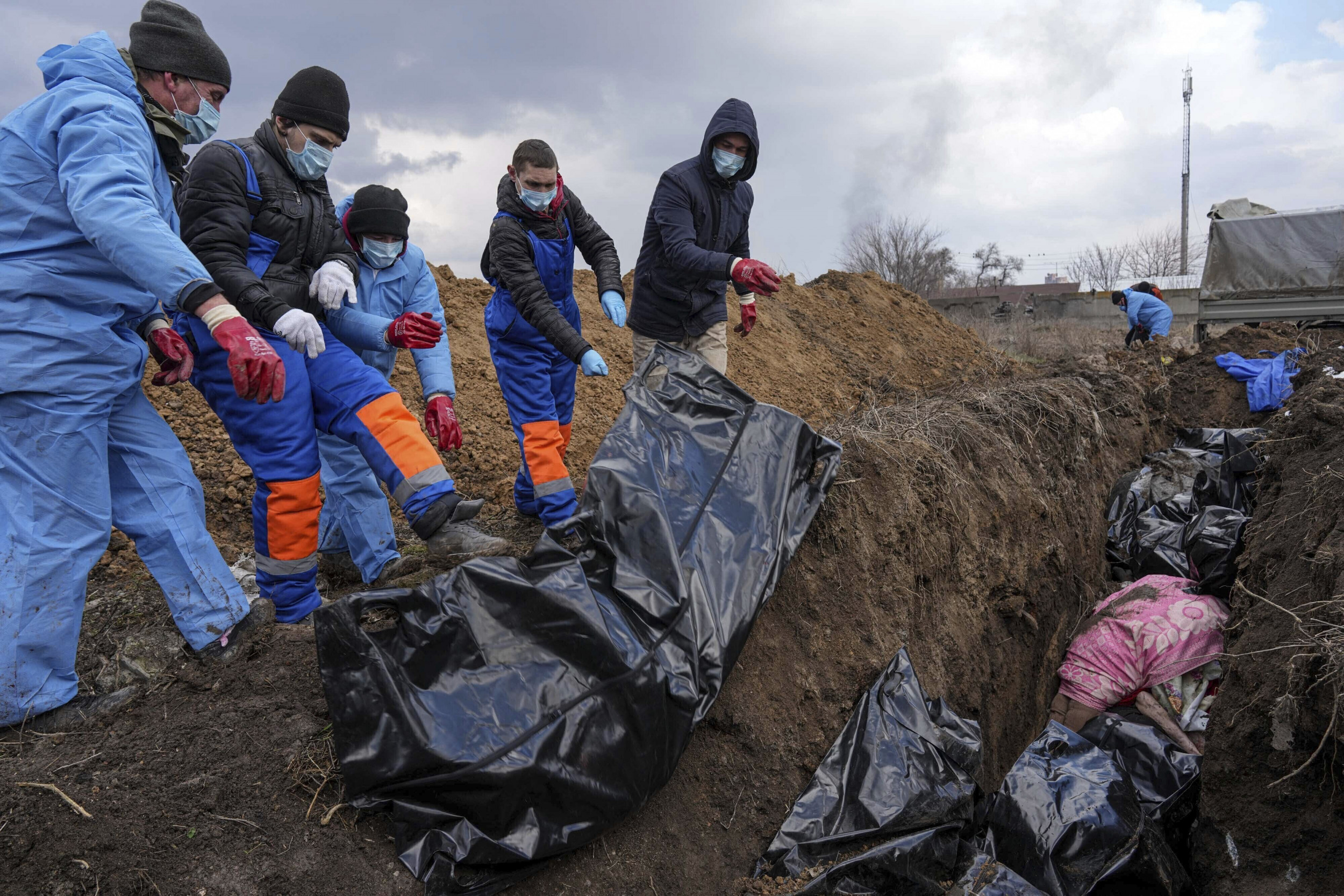 Ukraine Mass Grave Photos Show People Burying Mariupol Victims