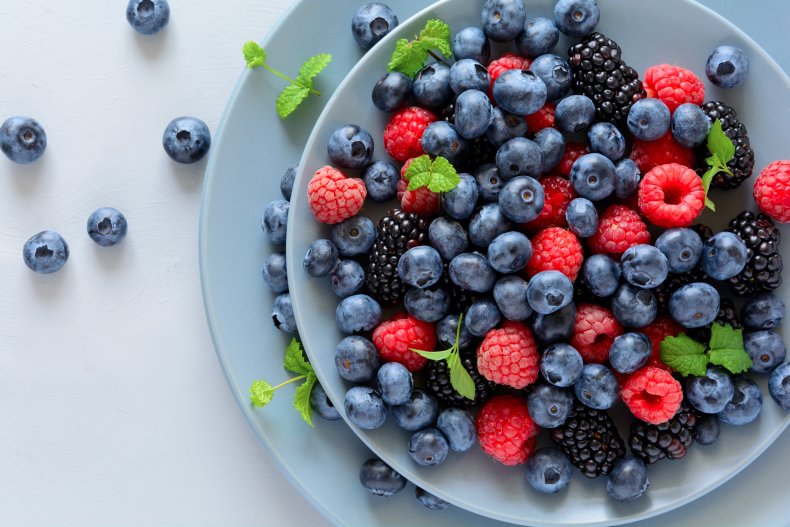 Eine Schüssel mit frischen sortierten Beeren. 