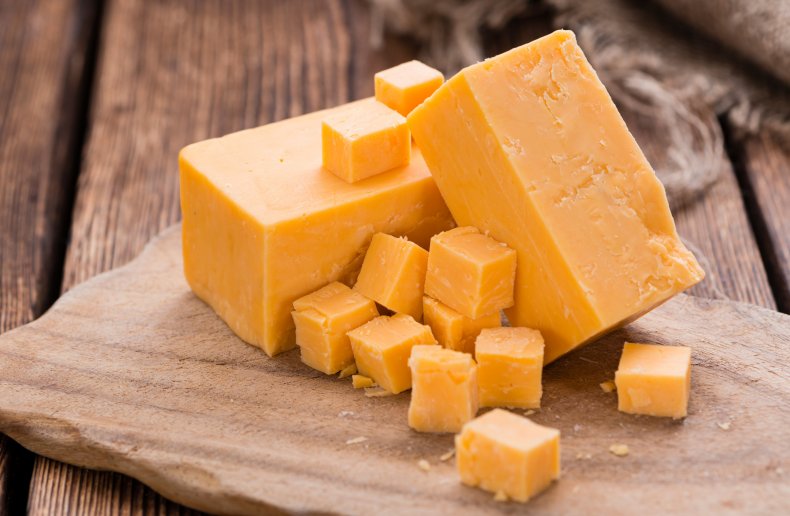 Plátky sýra čedar na desce.
