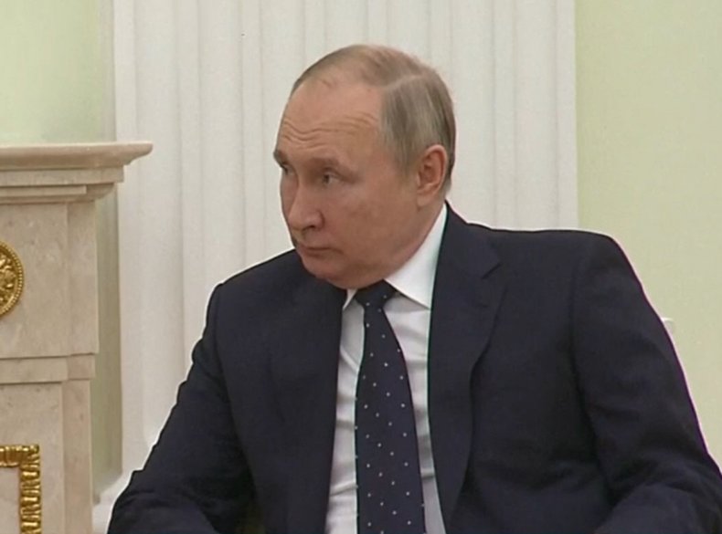 Vladimir Putin talks to Alexander Lukashenko