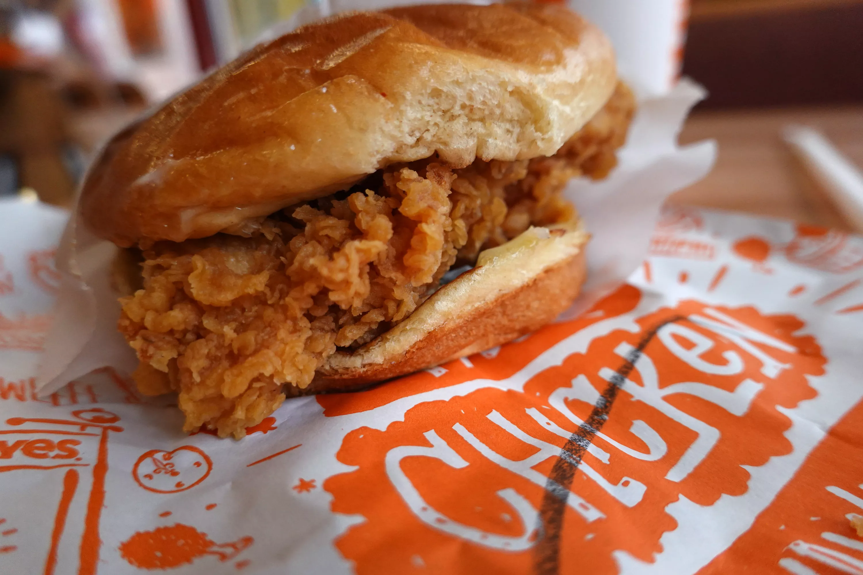 'Adorable and Morbid': Chicken Living at Popeyes Restaurant Causes a Stir - Vimarsana News
