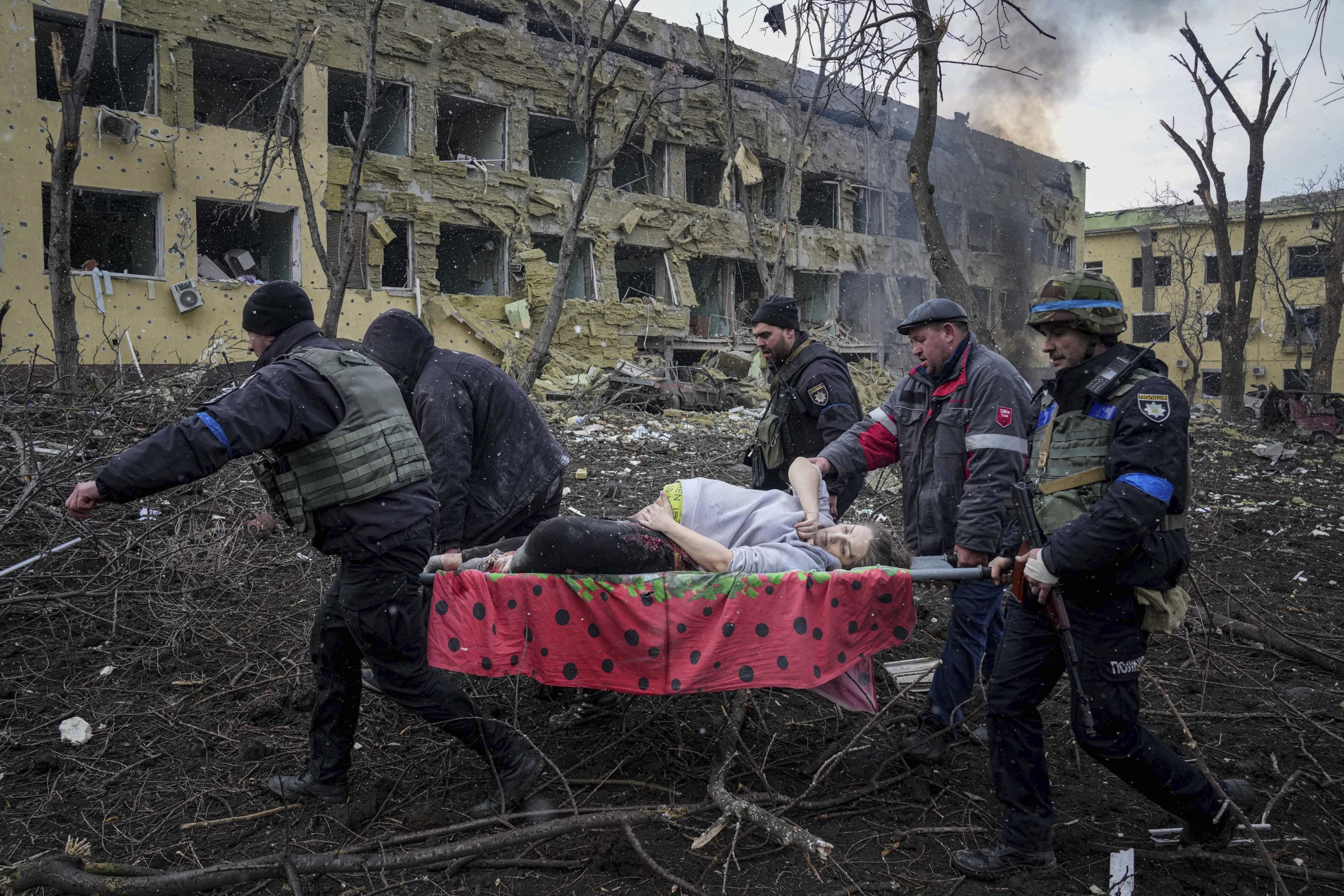 Ukraine pregnant woman hospital shelling