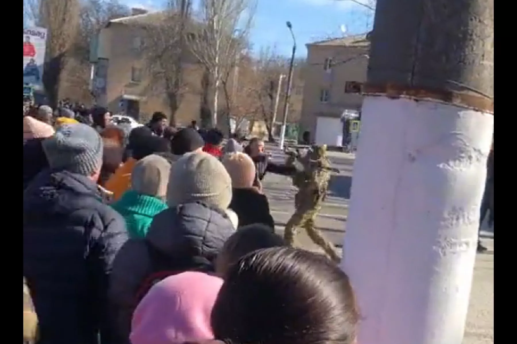 Ukrainians Angrily Confront Russian Soldiers After City's Mayor Kidnapped - Vimarsana News