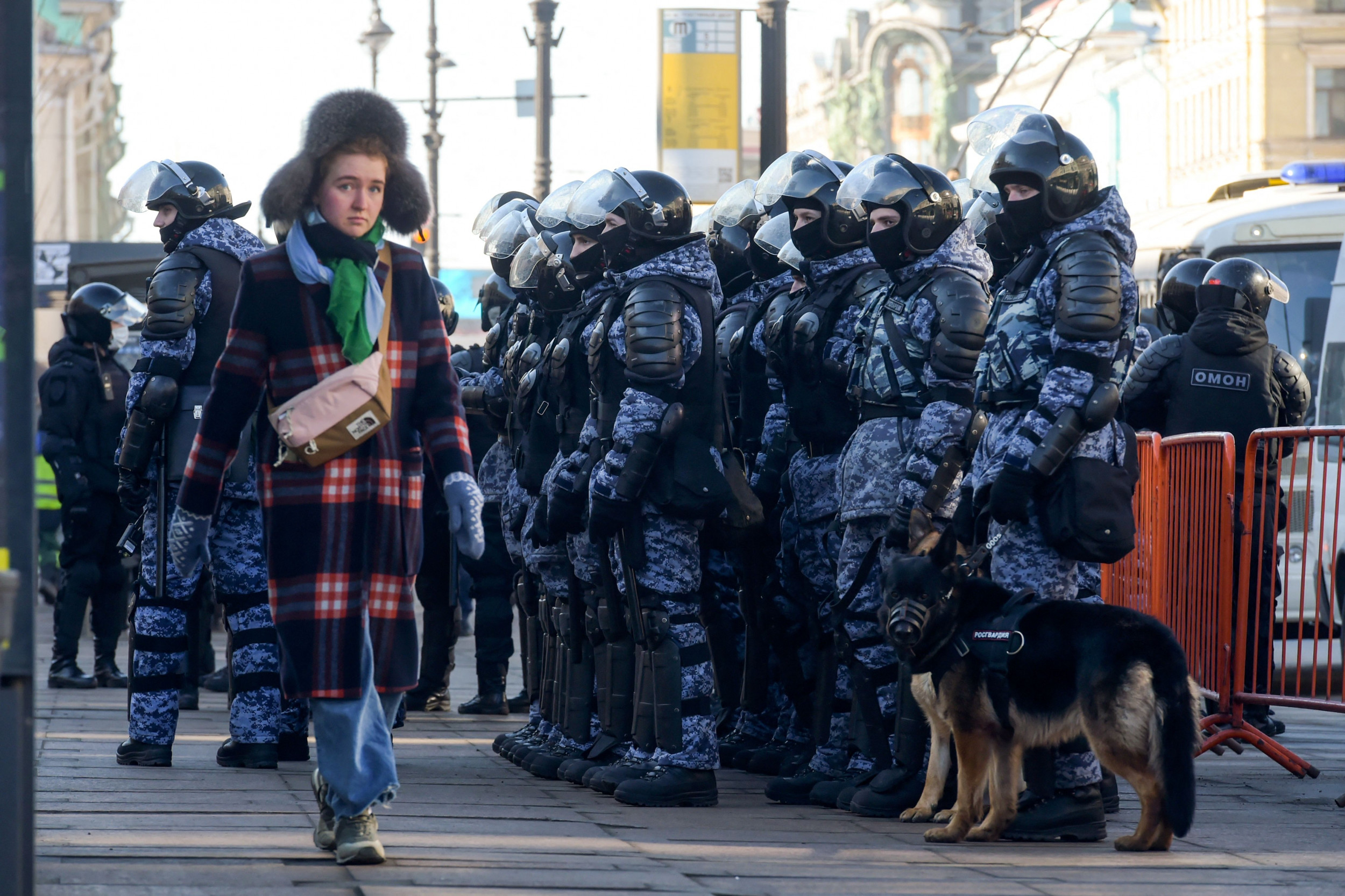 Russian who. Полиция Москвы. Москва люди. Russians are fleeing.