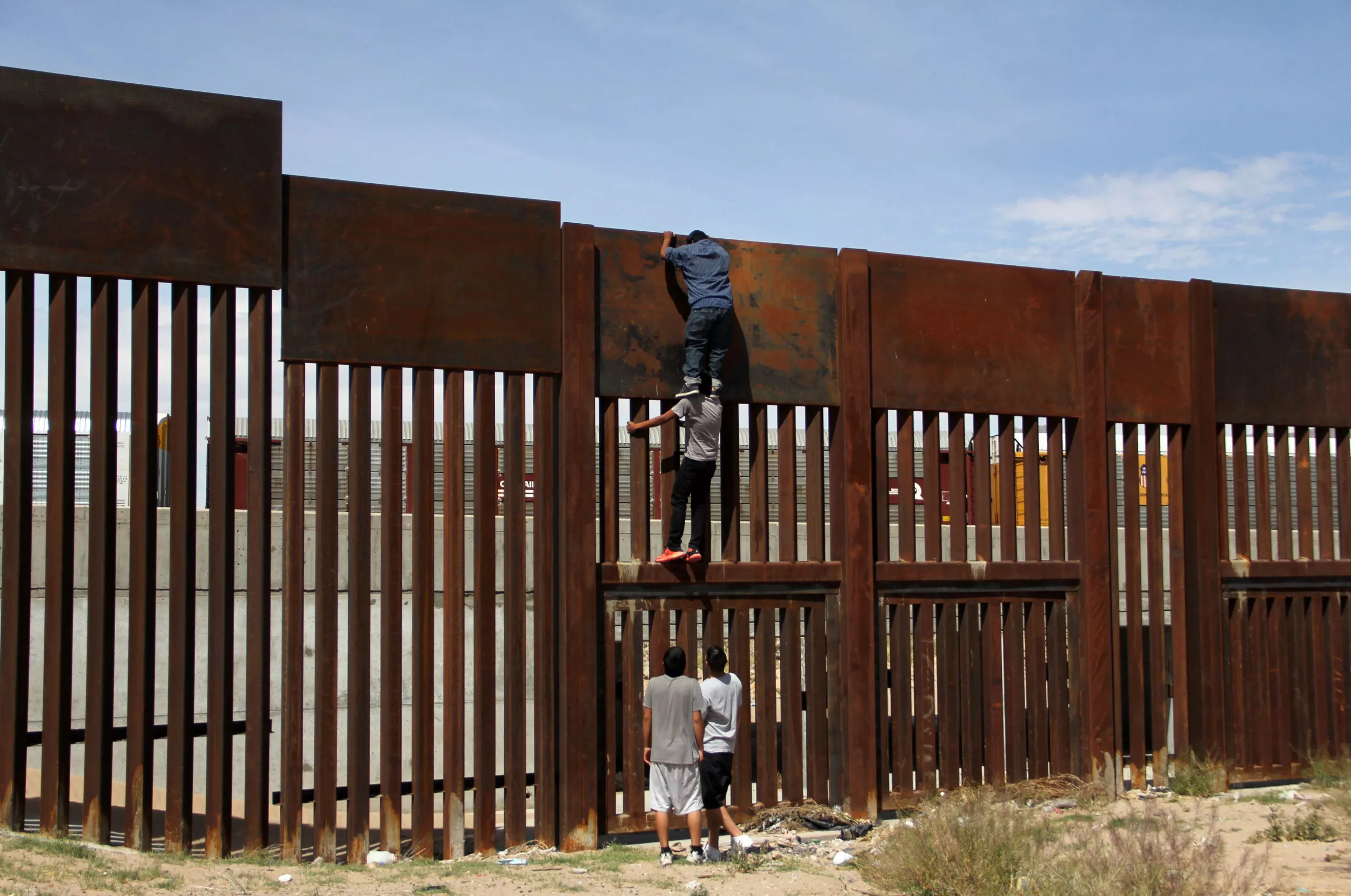Bipartisan Border Caucus Pitches High-Tech Fix to Fight Illegal Immigration - Vimarsana News