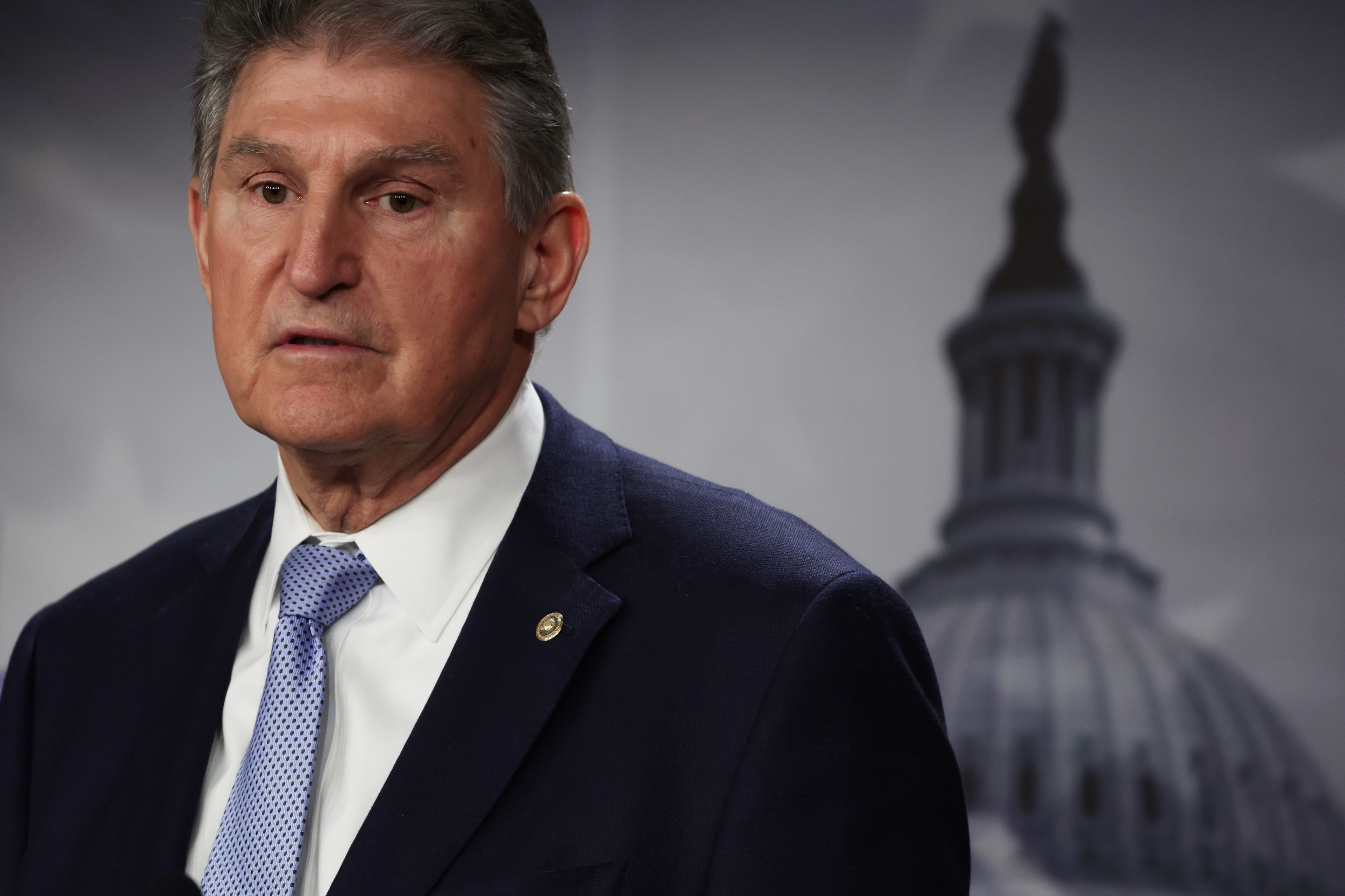 Joe Manchin Seen Swiping On Ipad During Zelensky Speech In Viral Video Newsweek 