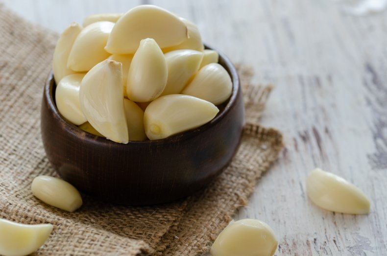 A bowl of freshly peeled garlic. 