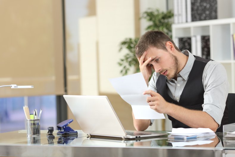 Homme d'affaires lisant une lettre au bureau