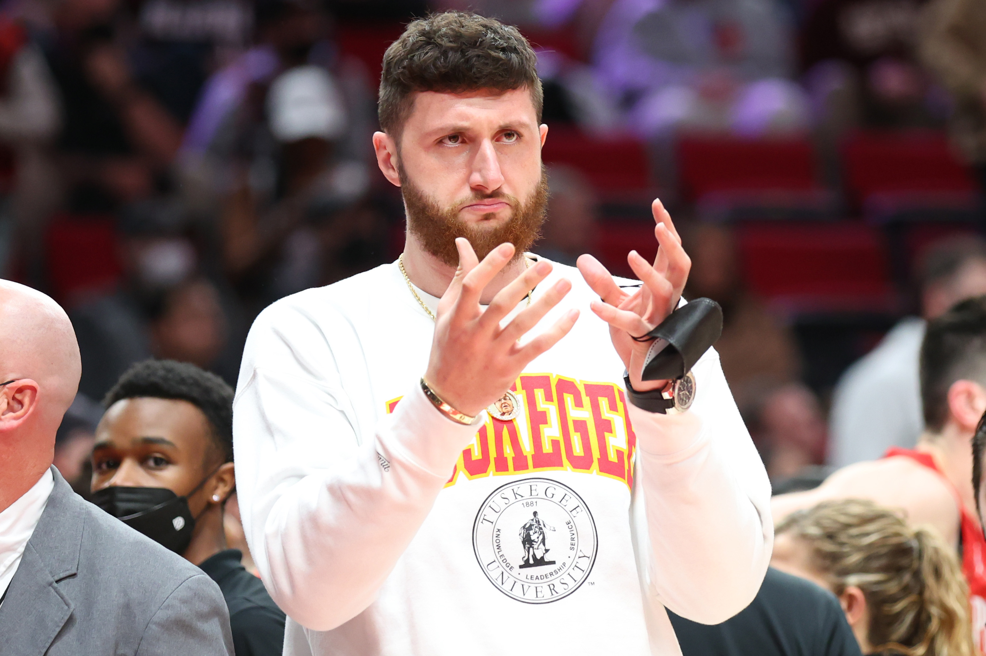 Pacers fan sues Trail Blazers, Yahoo after Jusuf Nurkic throws phone