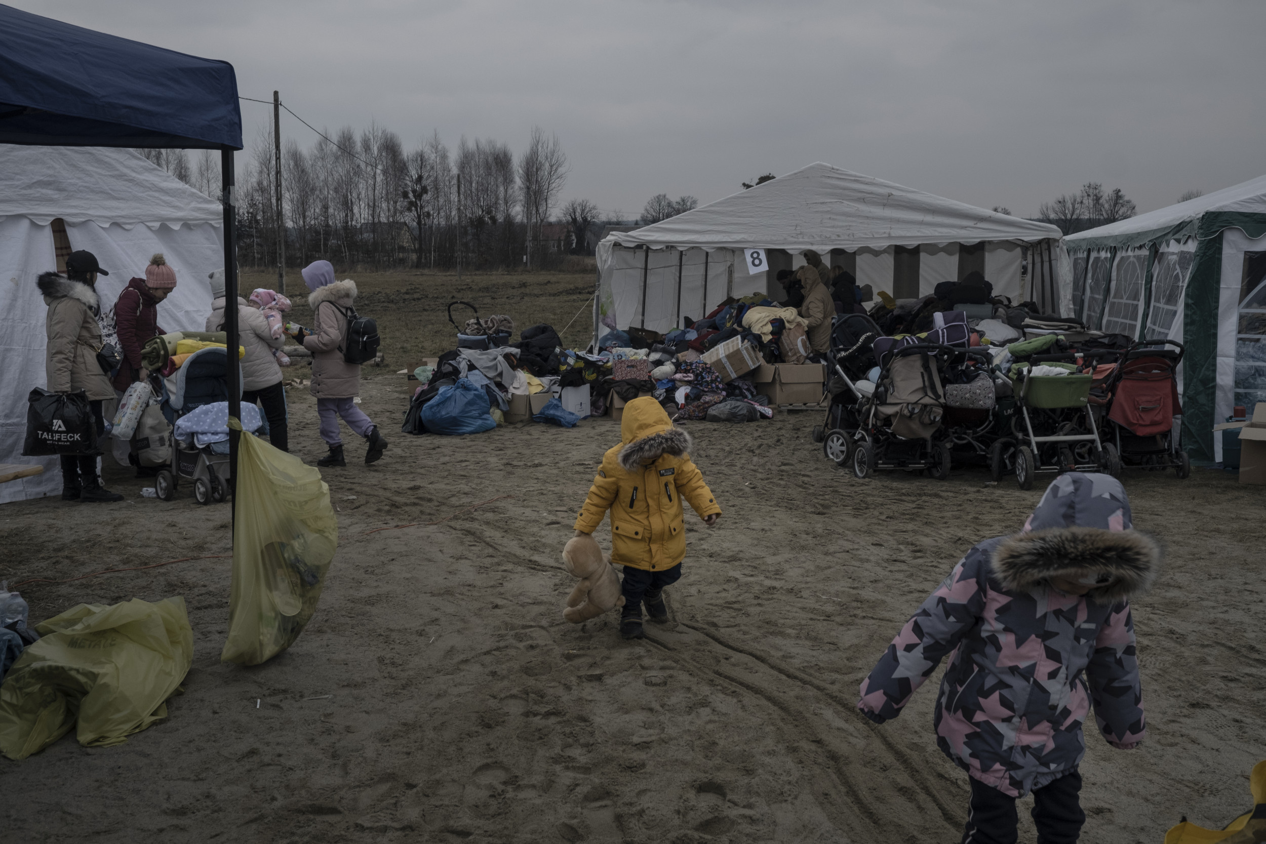 Ukraińscy uchodźcy widzą światło w Polsce po tygodniach w strefie brutalnej wojny