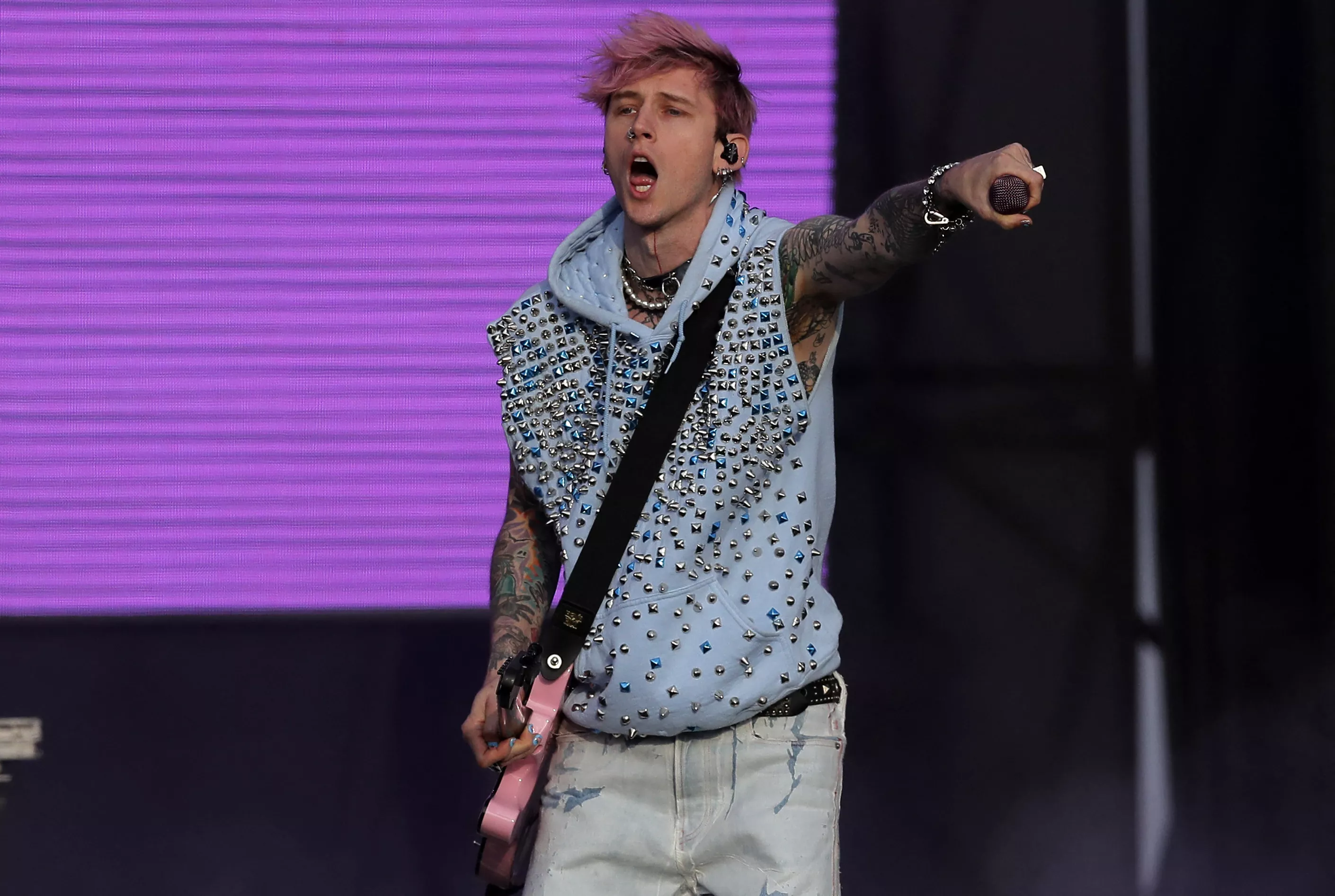 Alice Glass Spars With Machine Gun Kelly Over Statutory Rape Comments - Vimarsana News