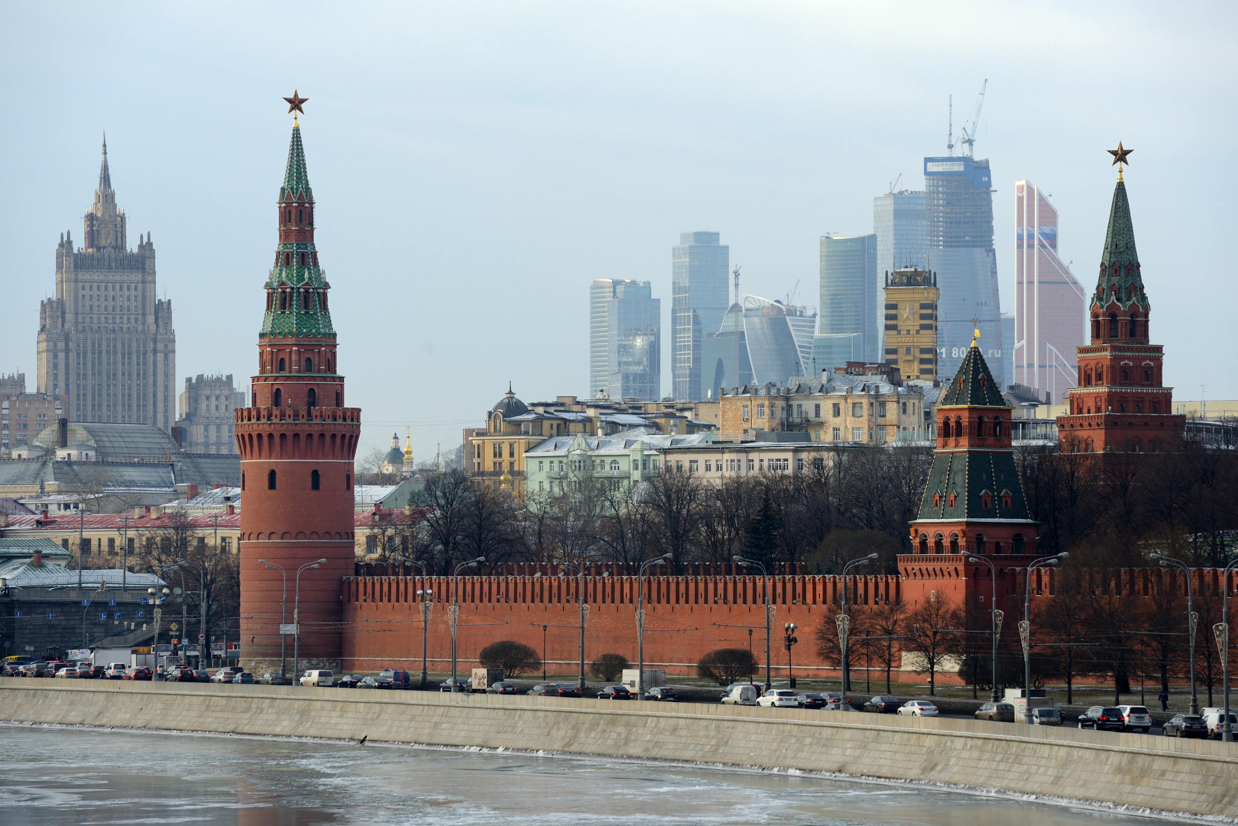 Russian Man Throws Molotov Cocktail at the Kremlin in Video