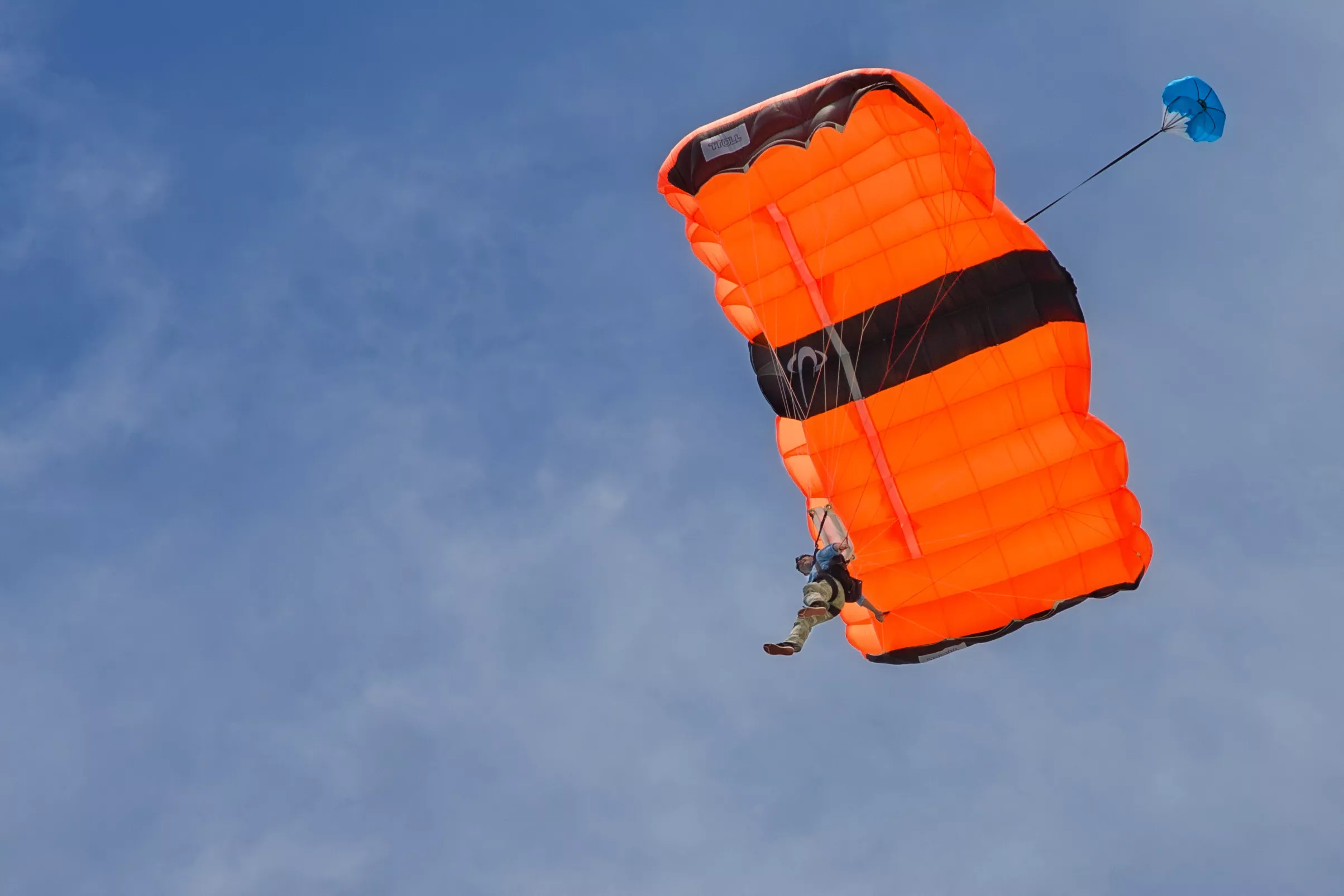 Teen Girl Watched Dad Fall 23 Stories to His Death After Parachute Failure - Vimarsana News