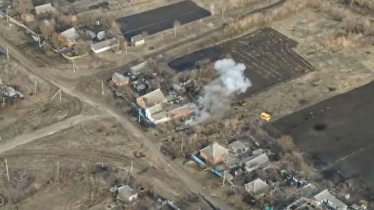 VIDEO: Ukrainian Missile Pinpoints Camouflaged Russian Tank