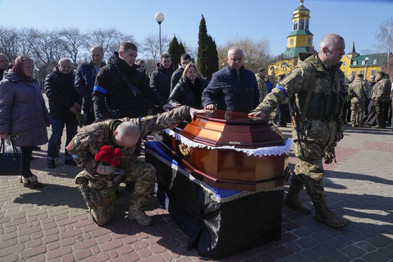 Ukrainian soldiers pay tribute