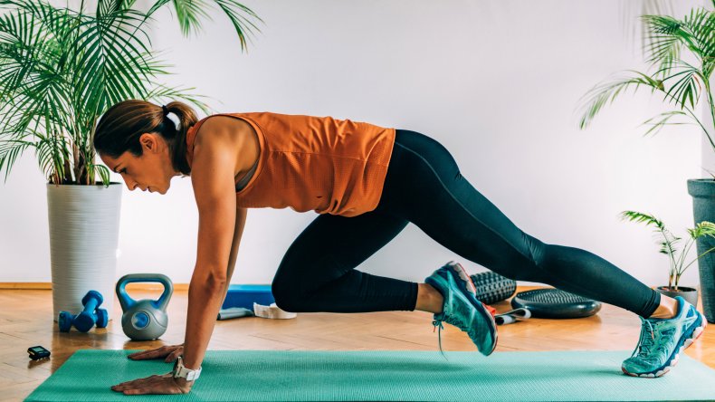 A woman doing the mountain climber exercise.