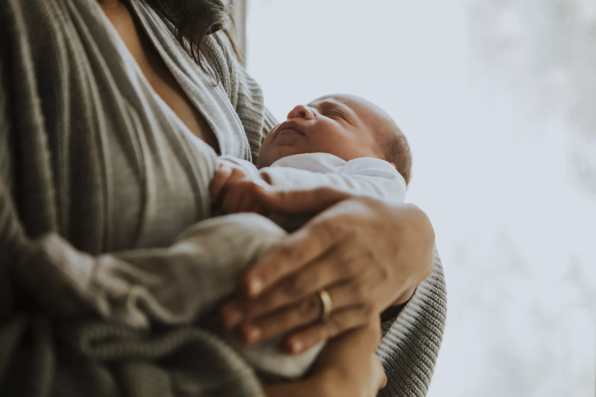College Teacher Praised After Holding Student's Baby While Teaching Class - Vimarsana News