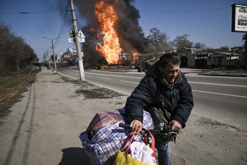 Man flees artillery fire in Kharkiv Ukraine