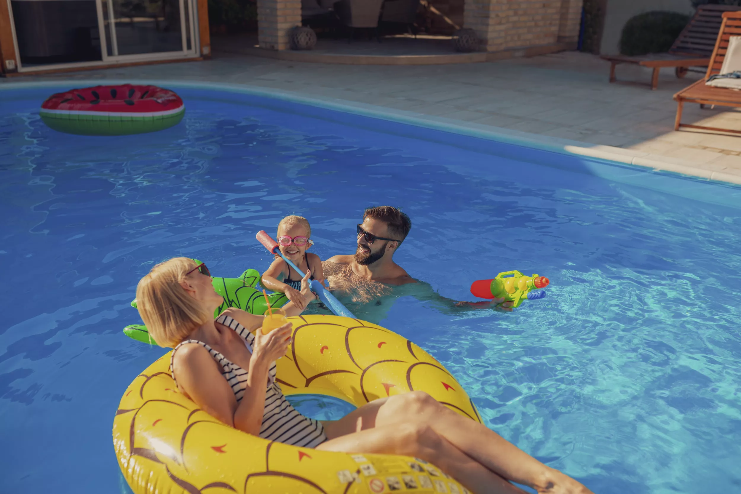 Internet Divided Over Friend Asking To Use Pool When Family Is Out of Town - Vimarsana News