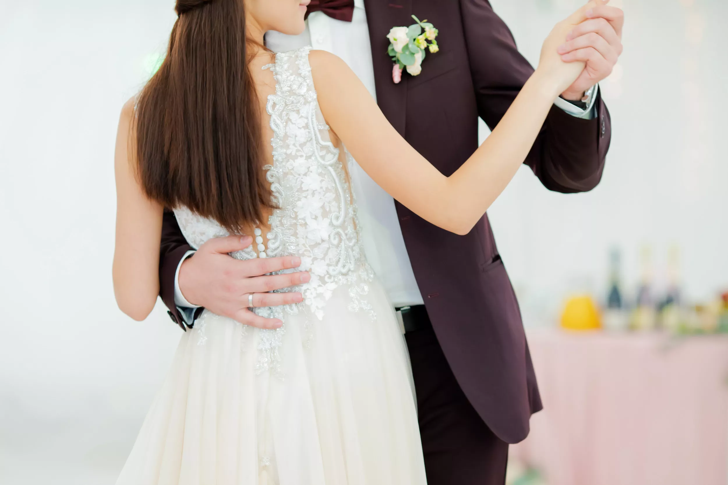 Newlyweds' First Dance Goes Horribly Wrong in Cringeworthy Video - Vimarsana News