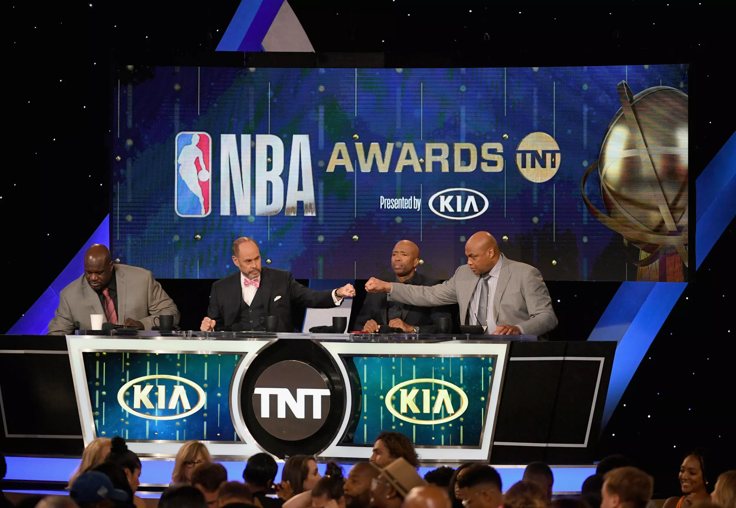 Shaq Says He'll 'Will Smith' His TNT Co-Host Charles Barkley - Vimarsana News