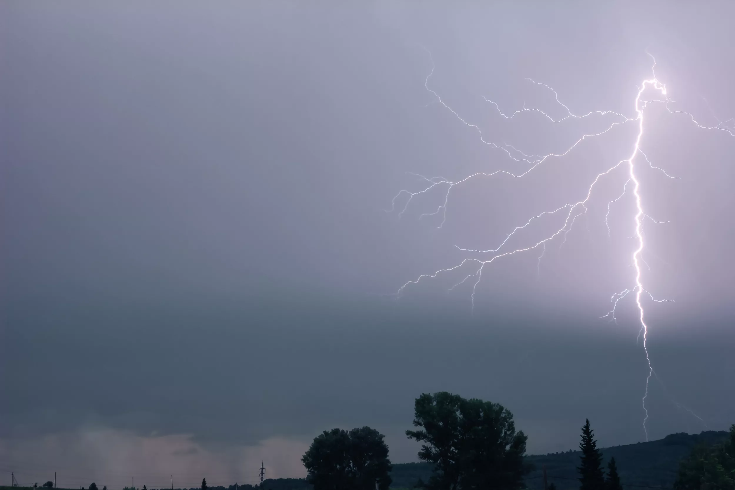 Woman Captures Moment Bolt of Lightning Struck Her Porch in Terrifying Clip - Vimarsana News