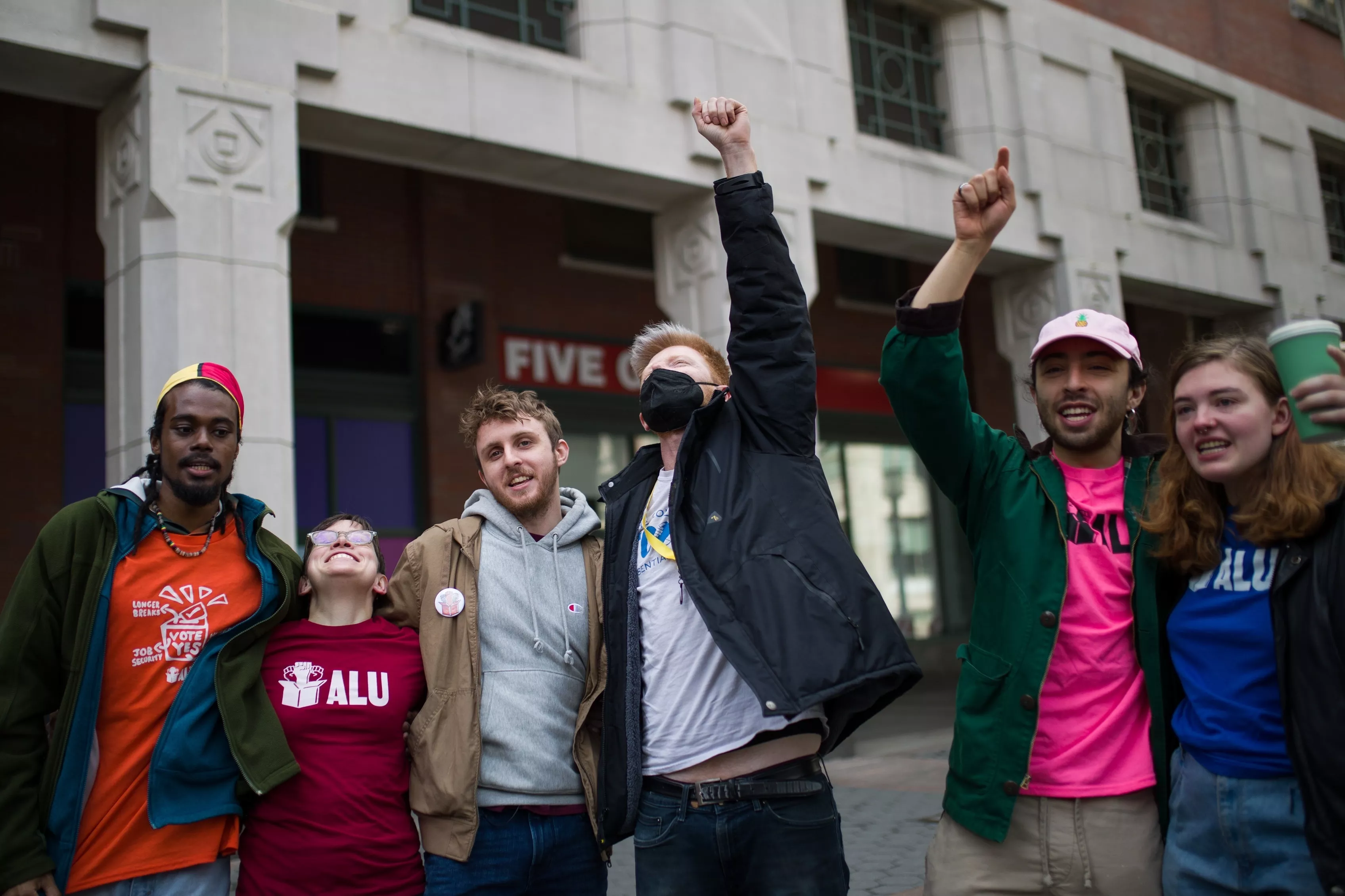 New York Amazon Workers Vote to Be Company's First Unionized U.S. Facility - Vimarsana News