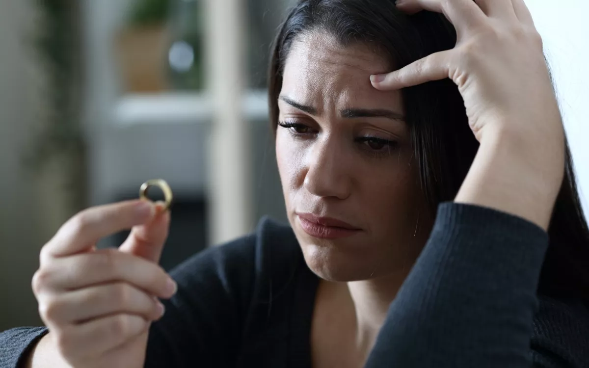 Woman's 'Ungrateful' Reaction to Fiance's Engagement Ring Divides Internet - Vimarsana News
