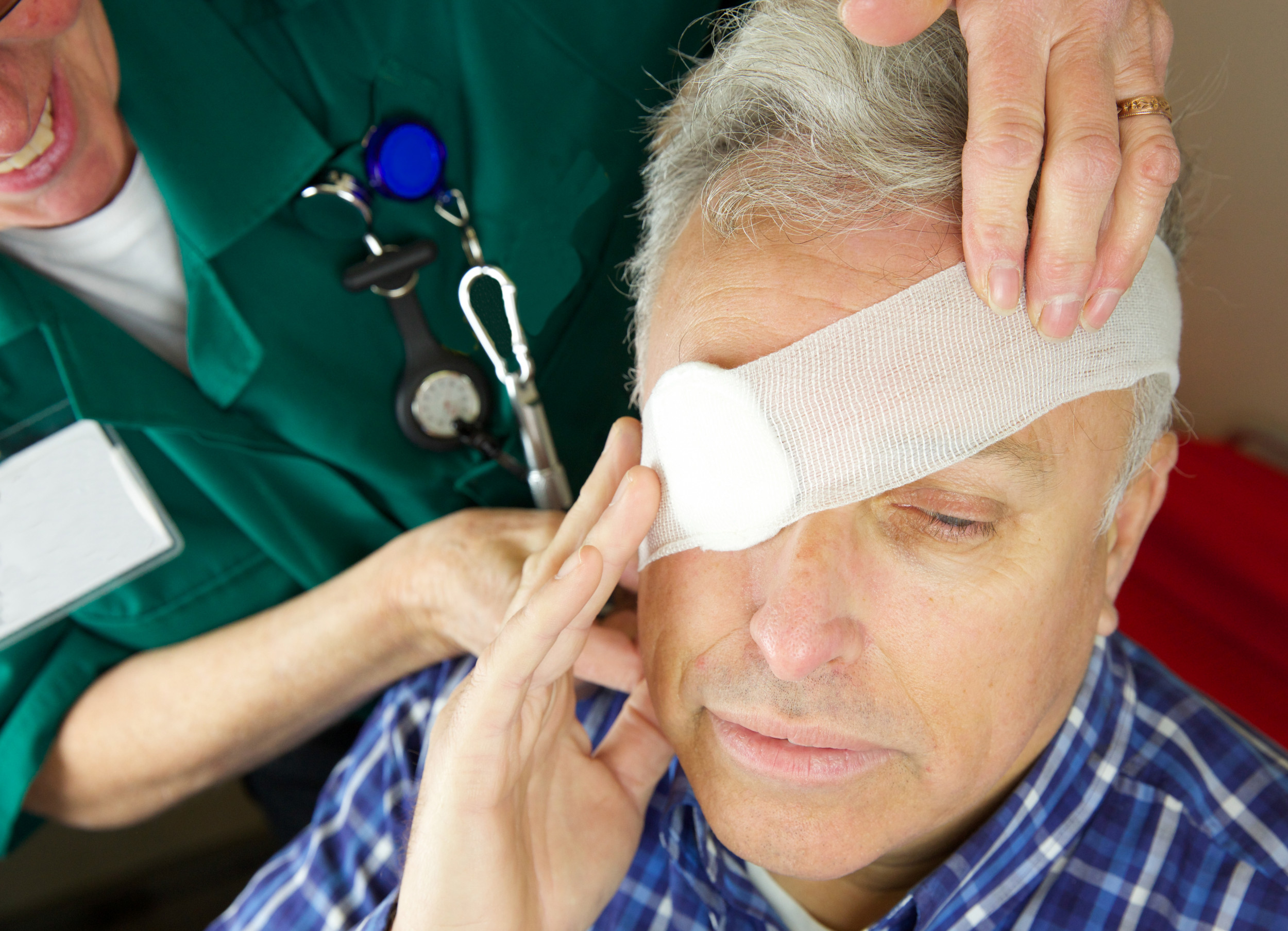 Что можно делать после операции катаракты. Повязка на глаз после операции. Повязка при травме глаза.