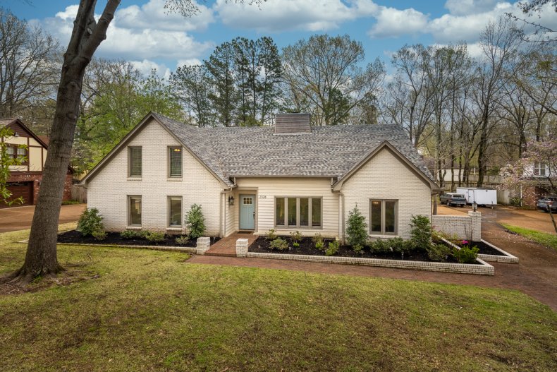 Inside A Memphis Home Is The First Class Delta Airline Experience Inside 2328 Hickory Forest Drive.