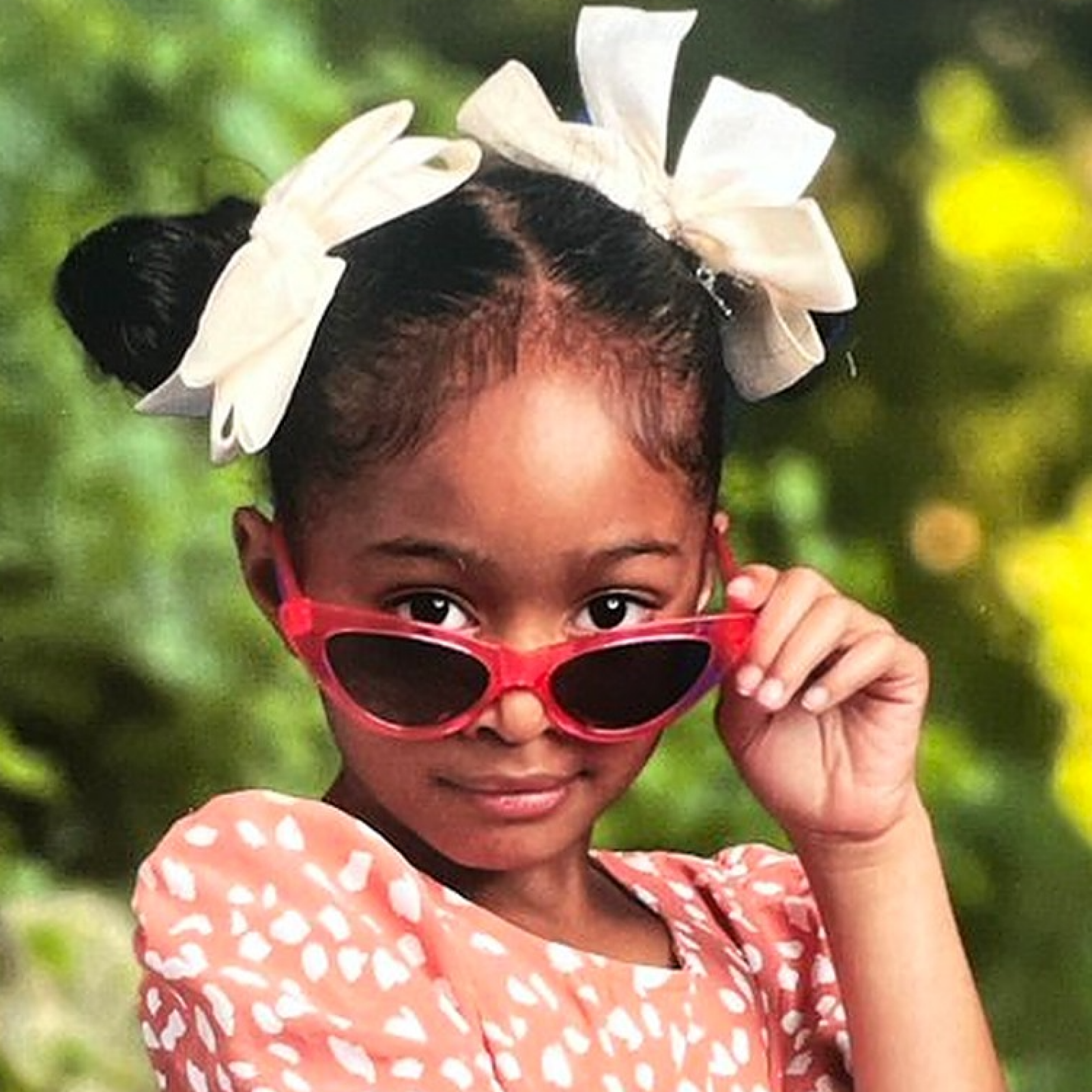 Confidence': Little Girl's Hilarious School Picture Delights Internet