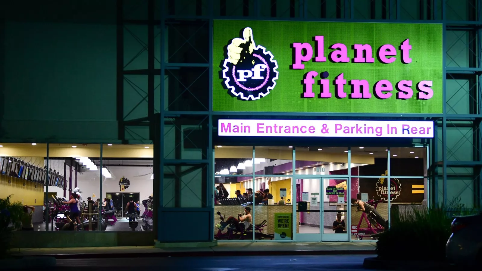 Gym Workers Post Wages in Viral Retort to Manager Who Banned Discussing Pay Gym Workers Post Wages in Viral Retort to Manager Who Banned Discussing Pay
