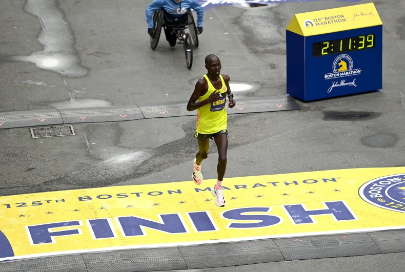 Wilson Chebet crosses the finish line during