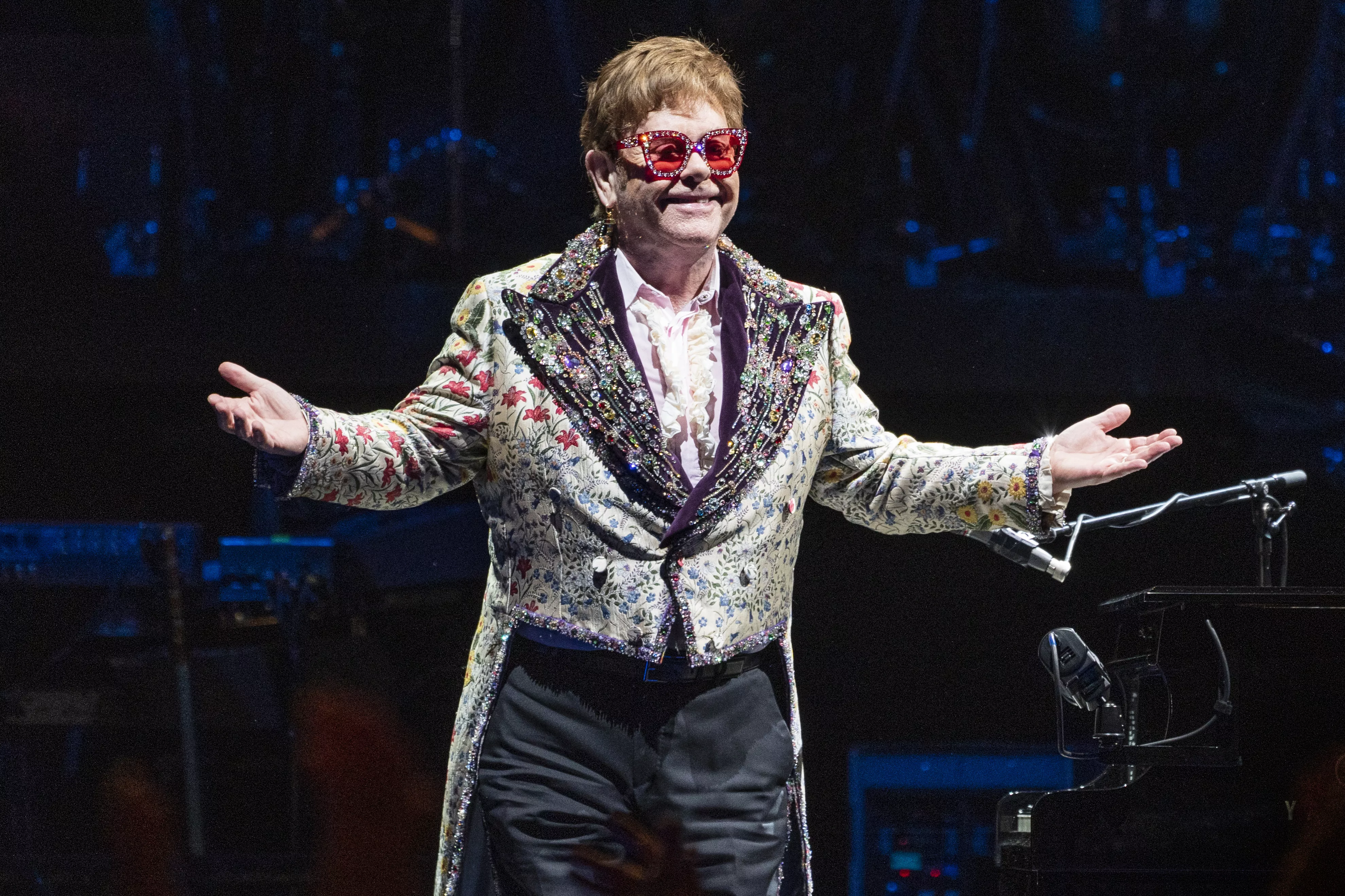 Mom's Reaction to Seeing Elton John at Concert Leaves Internet in Tears - Vimarsana News
