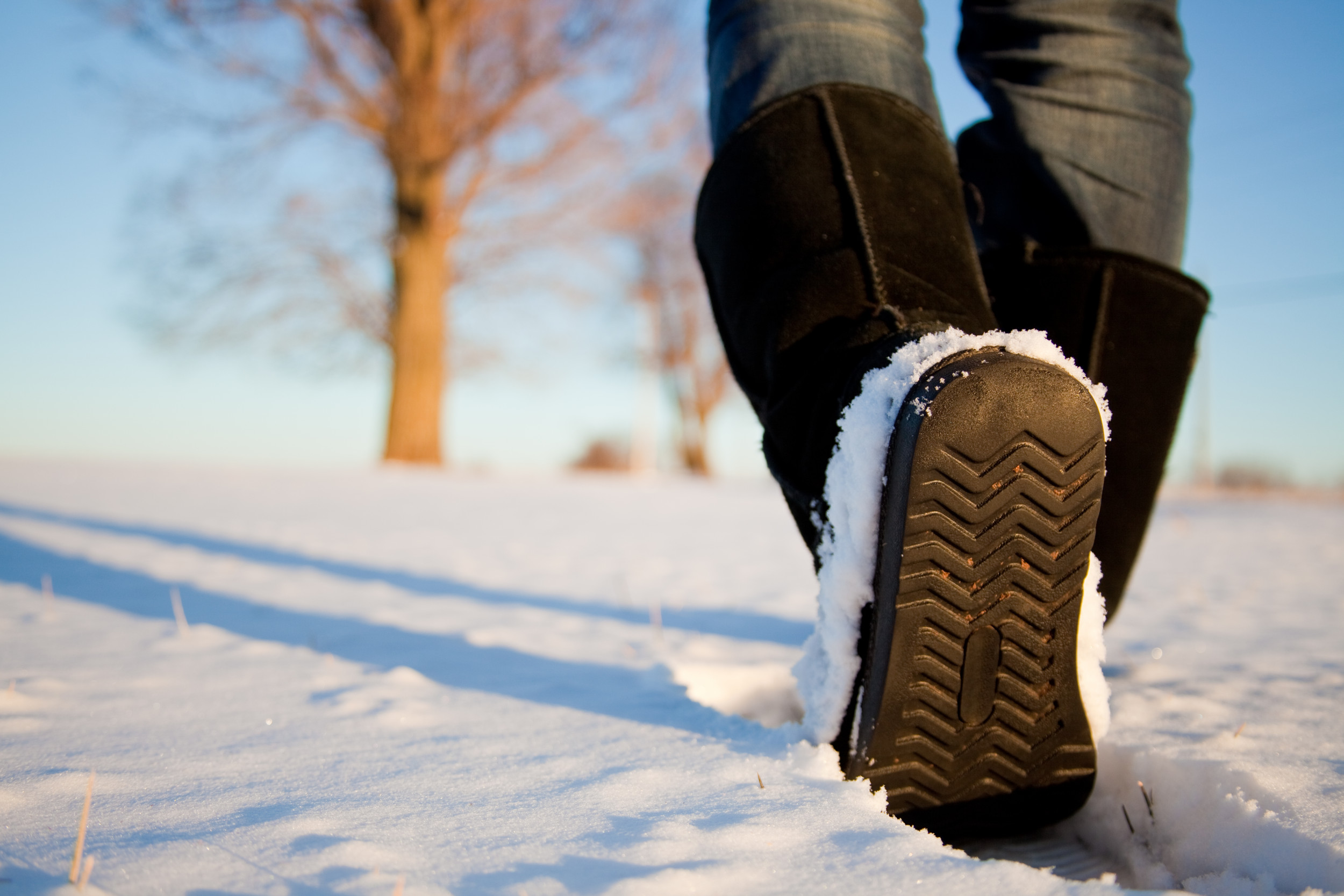 Зима шагает. Зимняя обувь. Ходьба по снегу. Снег под ногами. Пешие прогулки зимой.