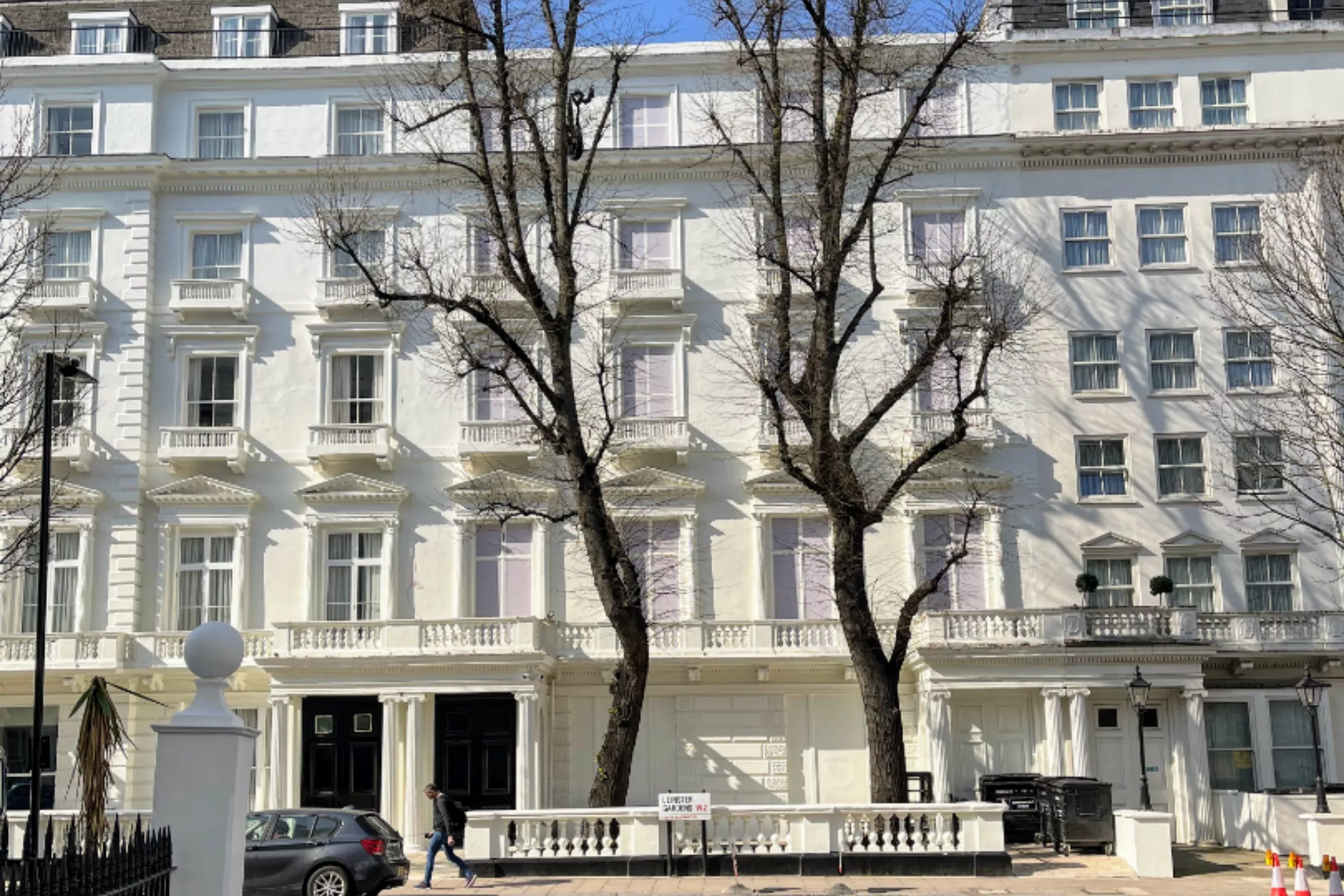 Tour Guide Reveals Secret Behind the 'Fake' Houses on Wealthy City Street - Vimarsana News